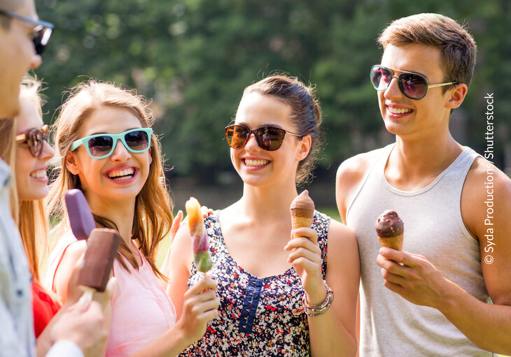 Junge Leute genießen Eis im Sommer.