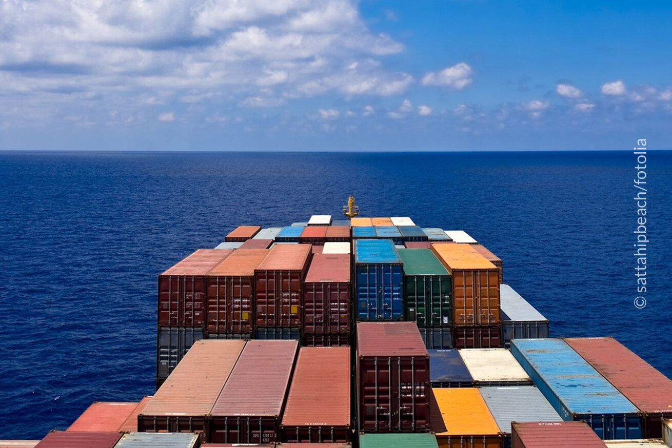 Auf dem Bild zu sehen sind Container auf einem Frachtschiff auf dem Meer mit blauen Himmel